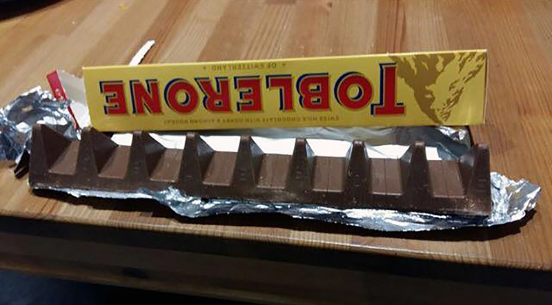 Illustration for article titled Toblerone ha cambiado el diseño de sus populares chocolatinas, y sus fans están furiosos